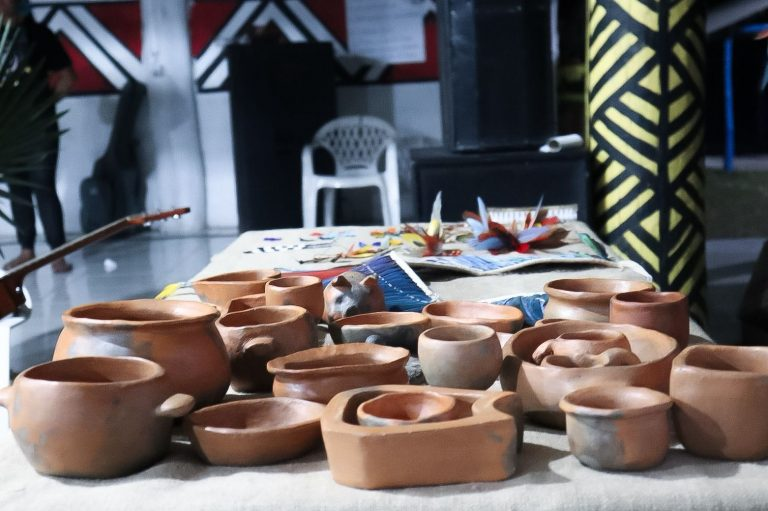 Exposição de panelas de barro – (FOTO: ASCOM/CIR)