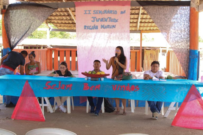 Kelliane Wapichana dialogando com os jovens – ASCOM/CIR