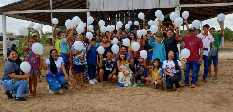 Jovens com balões brancos em alusão ao janeiro branco – ASCOM/CIR
